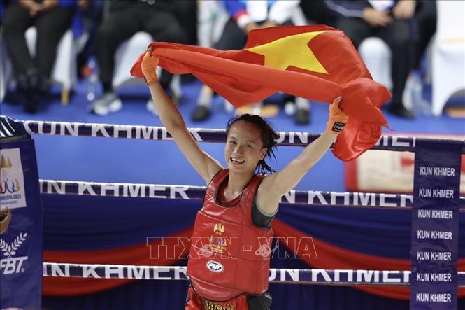 Vận động viên Tạ Thị Kim Yến của đội tuyển Kun Khmer giành Huy chương Vàng nội dung đối kháng hạng 48 kg. (Ảnh: TTXVN)