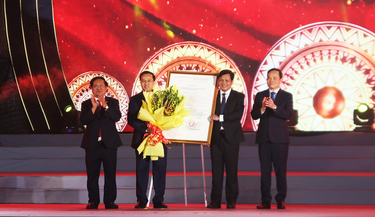 Trao Quyết định của Thủ tướng Chính phủ công nhận thành phố Kon Tum là Đô thị loại II trực thuộc tỉnh Kon Tum. Trao Quyết định của Thủ tướng Chính phủ công nhận thành phố Kon Tum là Đô thị loại II trực thuộc tỉnh Kon Tum.