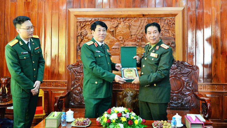 Đại tướng Lương Cường thăm, tặng quà Bộ Chỉ huy quân sự tỉnh Luang Prabang. (Ảnh: Trịnh Dũng) Đại tướng Lương Cường thăm, tặng quà Bộ Chỉ huy quân sự tỉnh Luang Prabang. (Ảnh: Trịnh Dũng)
