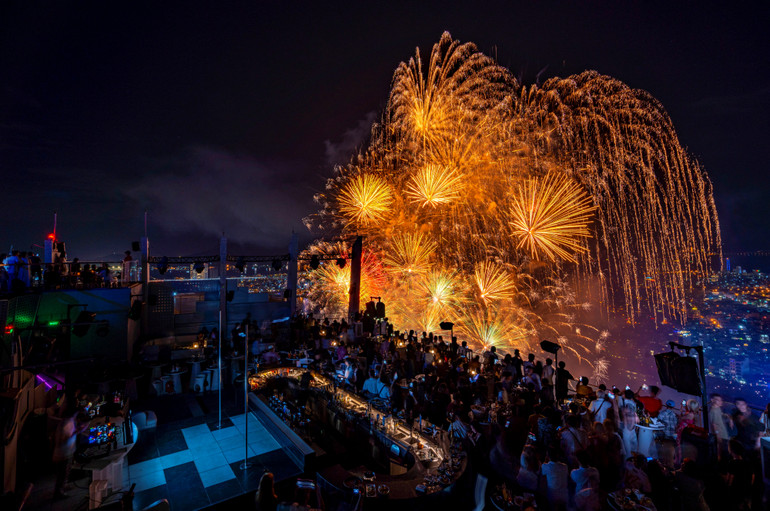 Du khách ngắm màn trình diễn pháo hoa từ khách sạn Novotel Đà Nẵng. (Ảnh: Ban tổ chức DIFF)