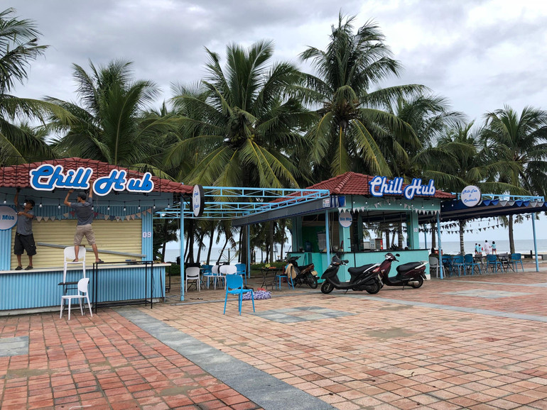 Hộ kinh doanh cà phê ở công viên Biển Đông chủ động gia cố nhà cửa để bảo đảm an toàn trước khi bão đến.