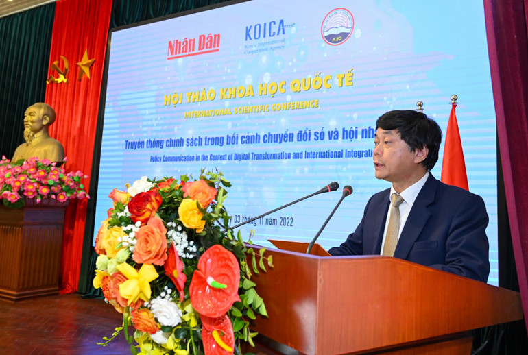 Giám đốc Học viện Báo chí và Tuyên truyền Phạm Minh Sơn phát biểu đề dẫn Hội thảo. (Ảnh DUY LINH)