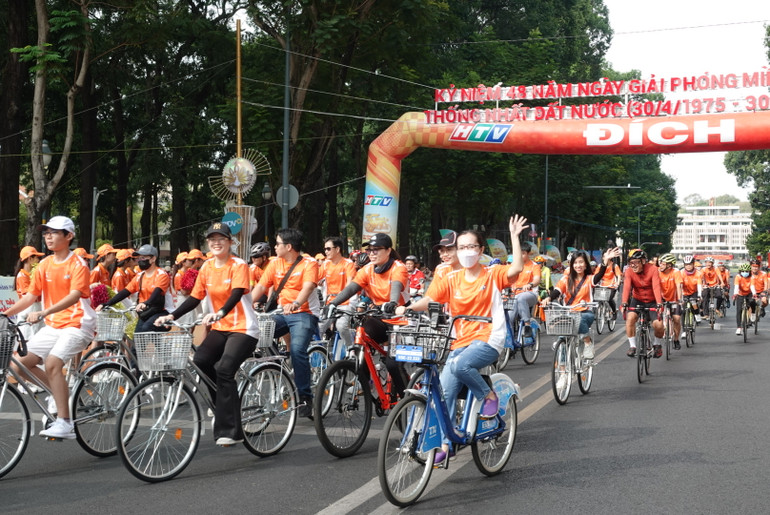 Mọi người đều phấn khởi khi đoàn đua xuất phát.