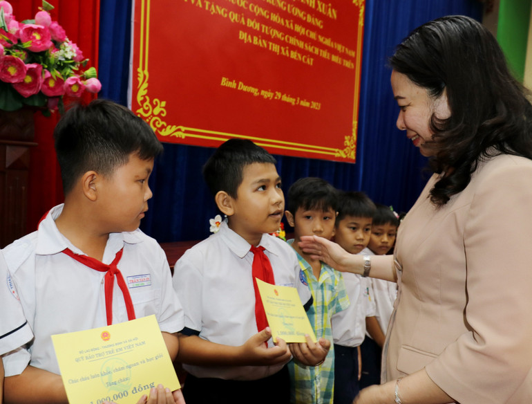 Phó Chủ tịch nước Võ Thị Ánh Xuân trao tặng phần quà cho trẻ em có hoàn cảnh đặc biệt khó khăn.