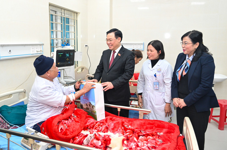 Chủ tịch Quốc hội Vương Đình Huệ thăm, tặng quà cho bệnh nhân tại Bệnh viện đa khoa huyện Định Hóa.