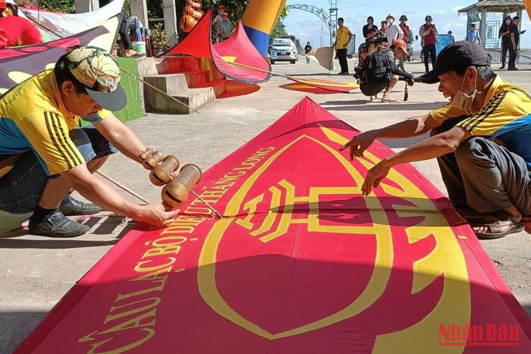 Hai nghệ nhân diều hơn 70 tuổi đến từ Câu lạc bộ Diều Thăng Long.