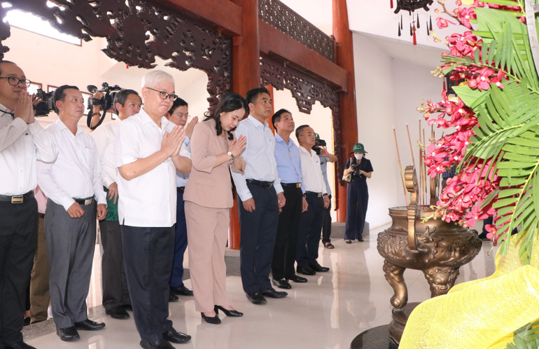 Phó Chủ tịch nước Võ Thị Ánh Xuân và lãnh đạo tỉnh Bình Dương dâng hương tại Khu Di tích lịch sử cách mạng Quốc gia Địa đạo Tam Giác Sắt.