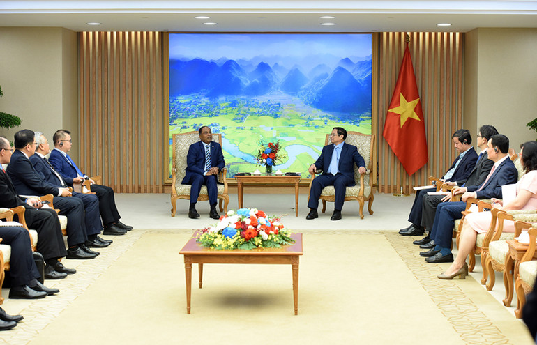 Thủ tướng Chính phủ nhấn mạnh hai bên cần chú trọng thúc đẩy hợp tác trên các lĩnh vực quan trọng khác như quốc phòng, an ninh, hợp tác trên biển, giáo dục đào tạo, khoa học công nghệ, lao động, văn hóa, thể thao, du lịch và giao lưu nhân dân; mở rộng hợp tác trong các lĩnh vực mới, như kinh tế số, kinh tế tuần hoàn, năng lượng xanh…