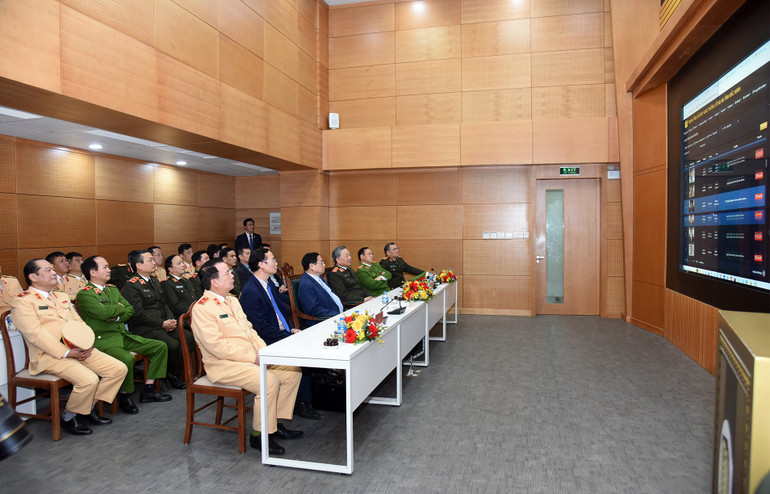 Thủ tướng thăm Trung tâm chỉ huy tại Cục Cảnh sát giao thông.