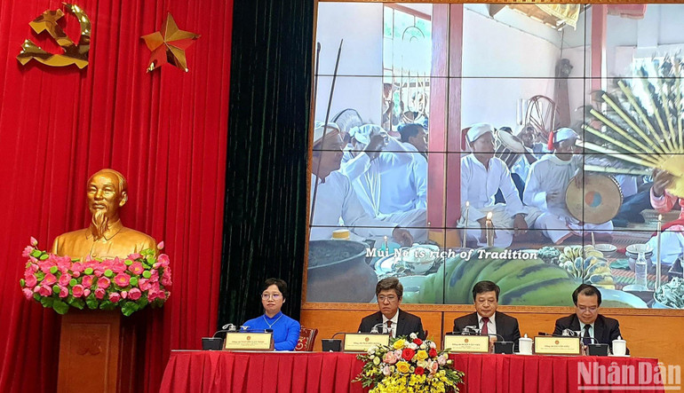 Đại diện Ban tổ chức Năm Du lịch quốc gia 2023 tại buổi họp báo sáng 23/11 (từ phải qua trái: Phó Tổng cục trưởng Tổng cục Du lịch Hà Văn Siêu, Thứ trưởng Văn hóa, Thể thao và Du lịch Đoàn Văn Việt, Phó Chủ tịch Ủy ban nhân dân tỉnh Bình Thuận Nguyễn Minh, Phó Giám đốc Sở Văn hóa, Thể thao và Du lịch Nguyễn Lan Ngọc) (Ảnh: T.LINH)