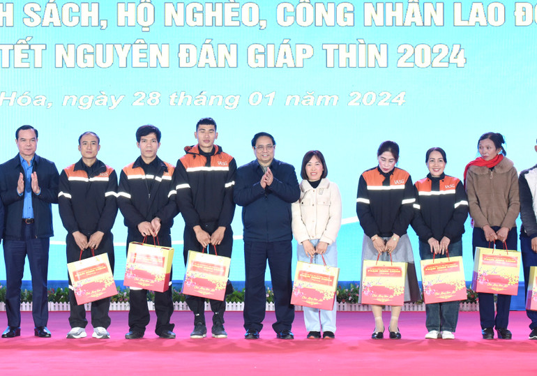 Thủ tướng Phạm Minh Chính trao quà Tết tặng một số công nhân lao động có hoàn cảnh khó khăn.