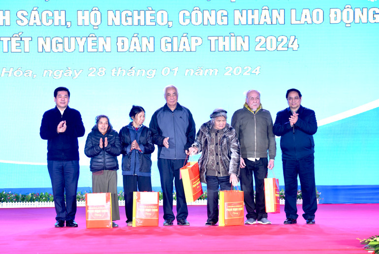 Thủ tướng Phạm Minh Chính trao quà Tết tặng 5 hộ gia đình chính sách tại chương trình.
