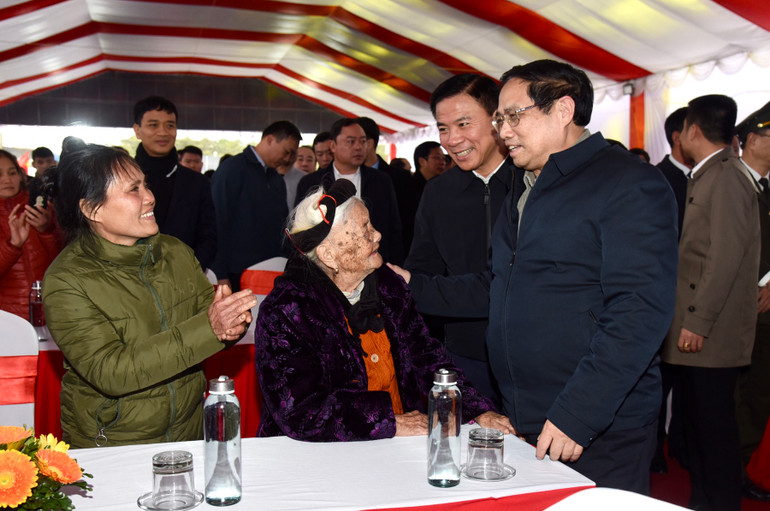 Thủ tướng Phạm Minh Chính thăm hỏi các đối tượng chính sách tham dự chương trình.