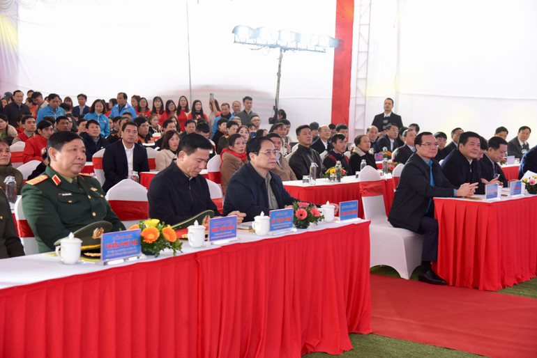 Thủ tướng Phạm Minh Chính và các đồng chí lãnh đạo tham dự chương trình.