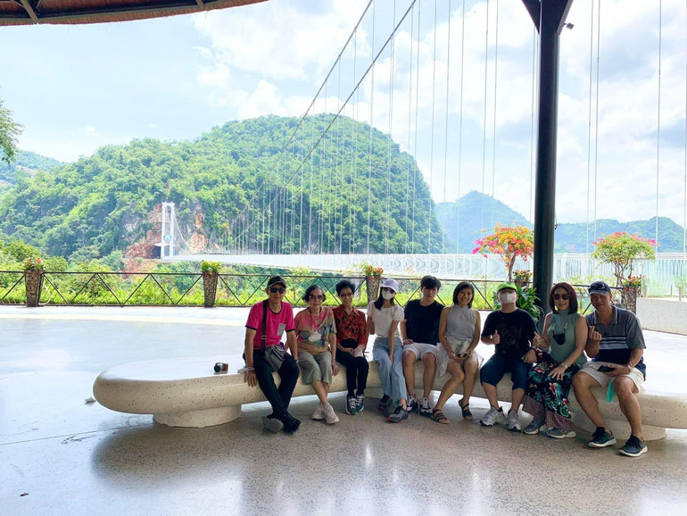 Đoàn du khách Indonesia thăm quan cầu kính Bạch Long (Ảnh: HaNoitoursExpert)