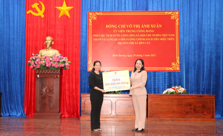 Phó Chủ tịch nước Võ Thị Ánh Xuân trao tặng 200 triệu đồng từ Quỹ Bảo trợ trẻ em Việt Nam cho trẻ em có hoàn cảnh đặc biệt khó khăn.