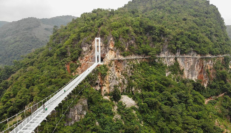 Cây cầu kính Bạch Long gây ấn tượng với truyền thông quốc tế (Ảnh: CNN)