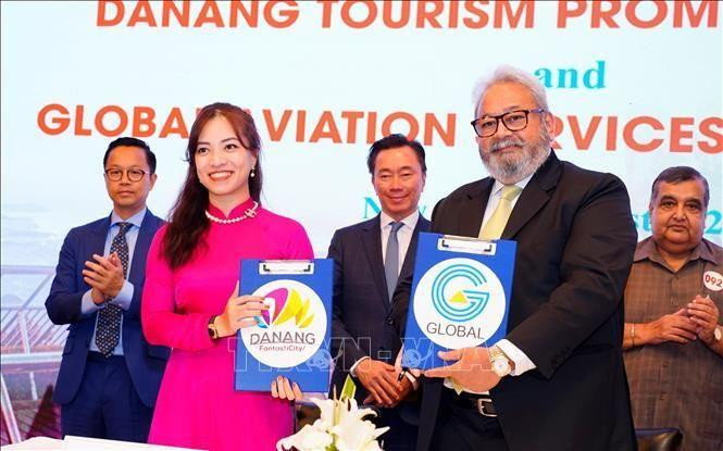 Ký kết hợp tác giữa Trung tâm Xúc tiến Du lịch Đà Nẵng và các doanh nghiệp Ấn Độ tại chương trình. (Ảnh: TTXVN)