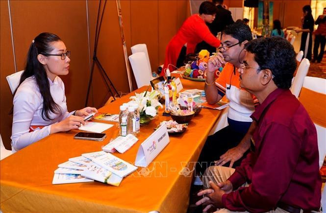 Các doanh nghiệp Đà Nẵng và Ấn Độ trao đổi thông tin về du lịch tại chương trình. (Ảnh: TTXVN)