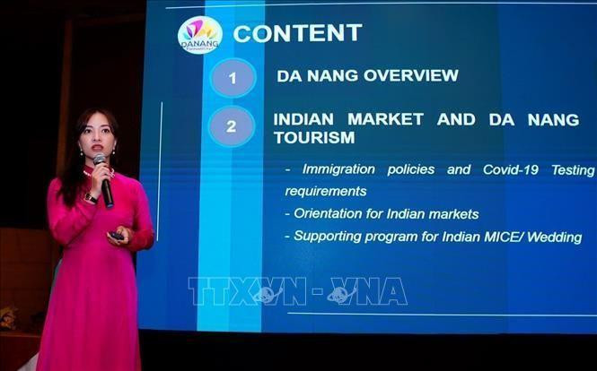Bà Nguyễn Thị Hoài An, Giám đốc Trung tâm Xúc tiến Du lịch Đà Nẵng giới thiệu về các tiềm năng của du lịch Đà Nẵng (Ảnh: TTXVN)
