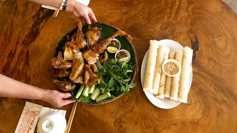 Thưởng thức ẩm thực đặc sắc.