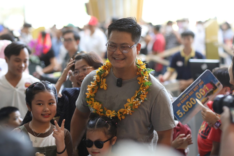 Vị khách thứ 5 triệu của cáp treo Núi Bà, Tây Ninh. (Ảnh: Sun World Ba Den Mountain)