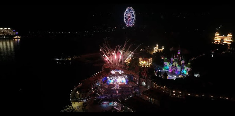 Các show diễn đỉnh cao quy tụ nhiều nghệ sĩ quốc tế nổi tiếng.