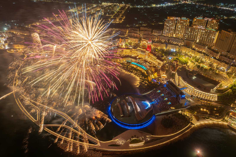 Show trình diễn pháo hoa nghệ thuật - "thêu hoa dệt gấm" trên nền trời đêm Phú Quốc. Show trình diễn pháo hoa nghệ thuật - "thêu hoa dệt gấm" trên nền trời đêm Phú Quốc.