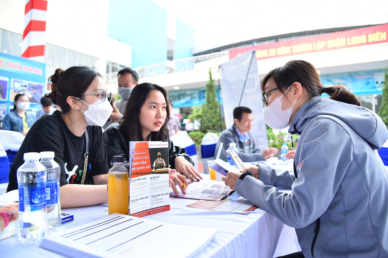 Tại khu vực tổ chức Phiên giao dịch việc làm, các bạn sinh viên năm cuối cũng như người lao động có nhu cầu tìm kiếm việc làm có cơ hội trực tiếp trò chuyện, phỏng vấn với đại diện các doanh nghiệp, từ đó có được những thông tin chính xác, đầy đủ từ phía đơn vị tuyển dụng.