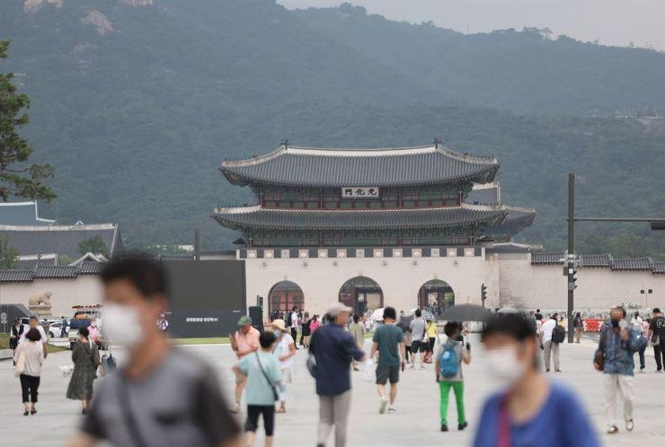 Quảng trường Gwanghwamun đã chính thức mở lại cho người dân và công chúng tới tham quan từ sáng 6/8 (Ảnh: Yonhap)