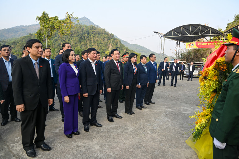 Chủ tịch Quốc hội Vương Đình Huệ và đoàn công tác dâng hoa, tưởng niệm Chủ tịch Hồ Chí Minh tại ATK Định Hóa.