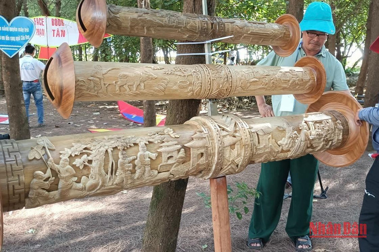 Dàn sáo diều nặng gần 30kg của Câu lạc bộ Diều truyền thống Hà Nội.