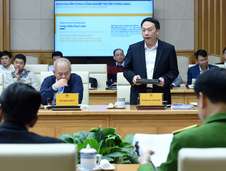 Thứ trưởng Thông tin và Truyền thông Nguyễn Huy Dũng phát biểu. Thứ trưởng Thông tin và Truyền thông Nguyễn Huy Dũng phát biểu.