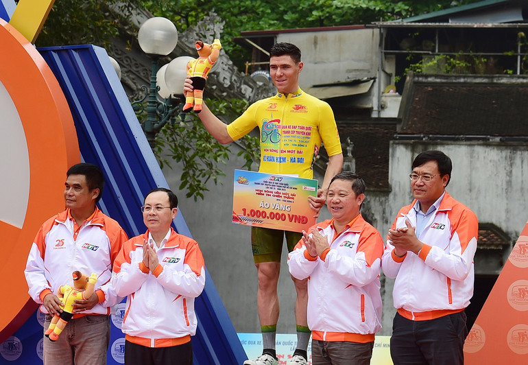 Kết thúc chặng 1 Ban tổ chức trao Áo vàng cho vận động viên Petr Rikunov (Lộc Trời An Giang).