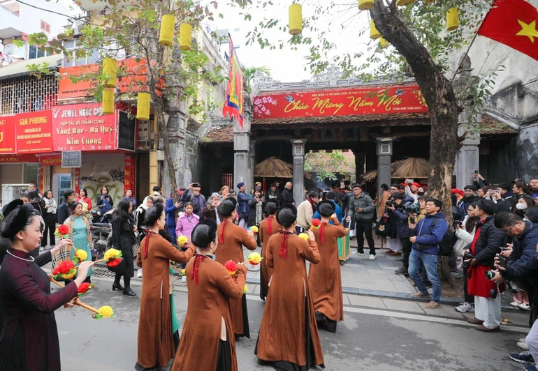 Đoàn rước lễ về đình Kim Ngân (số 42-44 Hàng Bạc, Hoàn Kiếm, Hà Nội).