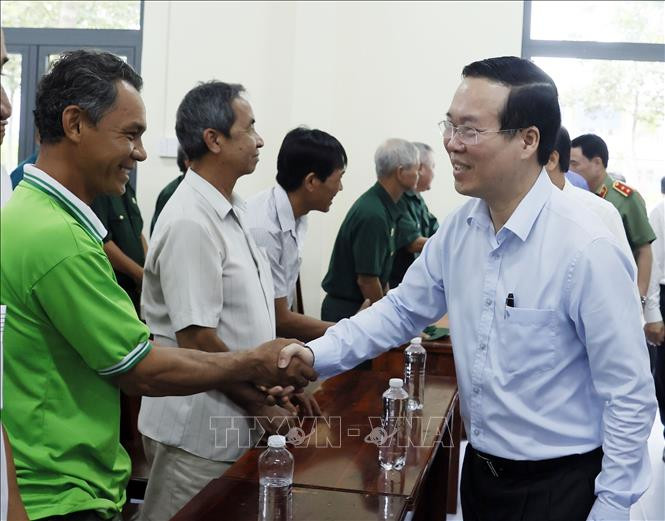 Chủ tịch nước Võ Văn Thưởng thăm cán bộ, nhân dân xã Vĩnh Tế - xã nông thôn mới nâng cao. (Ảnh:TTXVN)