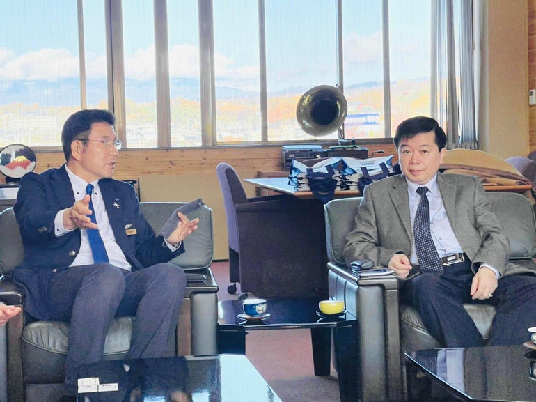 Đồng chí Nguyễn Văn Chương trao đổi với ông Shigeo Umezawa - Chủ tịch Học viện Hàng không Nhật Bản.