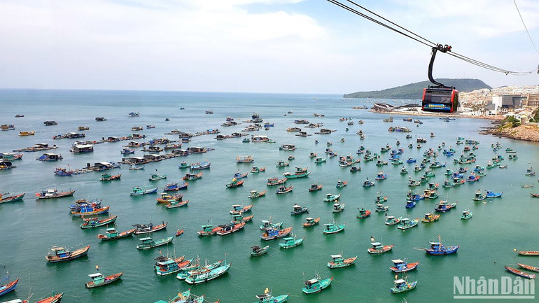 Vùng biển phía nam đảo Phú Quốc nhìn từ cáp treo Hòn Thơm ấn tượng với hàng trăm chiếc thuyền đánh cá bằng gỗ. (Ảnh: T.LINH) Vùng biển phía nam đảo Phú Quốc nhìn từ cáp treo Hòn Thơm ấn tượng với hàng trăm chiếc thuyền đánh cá bằng gỗ. (Ảnh: T.LINH)