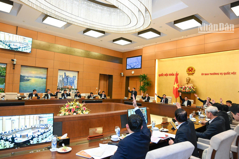 Ủy ban Thường vụ Quốc hội biểu quyết thông qua dự thảo Nghị quyết về mức thuế bảo vệ môi trường đối với xăng, dầu, mỡ nhờn để áp dụng trong năm 2023. (Ảnh: Duy Linh)