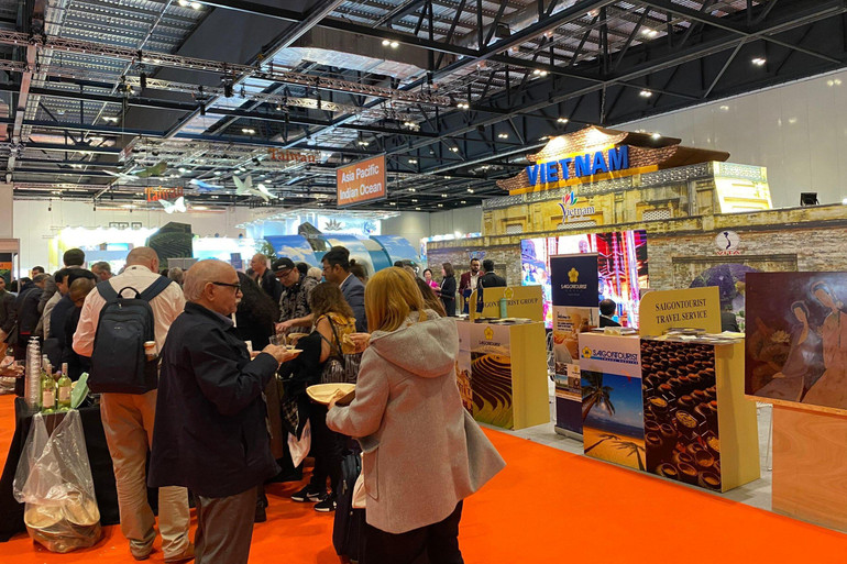 Khách quốc tế tham dự lễ chào mừng tại gian hàng Du lịch Việt Nam (Ảnh: Ban tổ chức cung cấp)