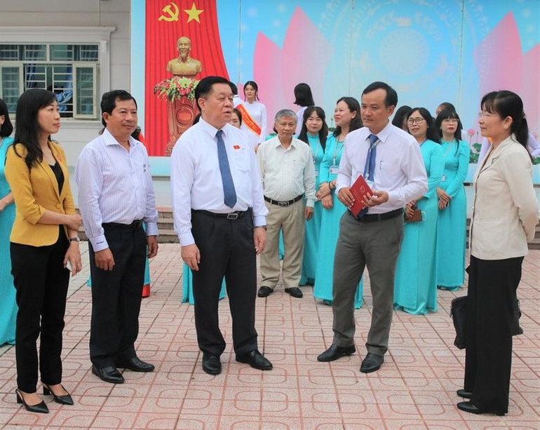 Đồng chí Nguyễn Trọng Nghĩa thăm Trường THPT Chuyên Hoàng Lê Kha.