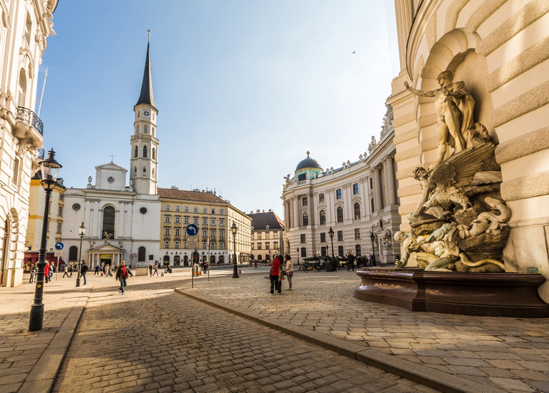Vienna của nước Áo được mệnh danh là thành phố hàng đầu thế giới dành cho những người yêu nghệ thuật. (Ảnh: Booking.com)