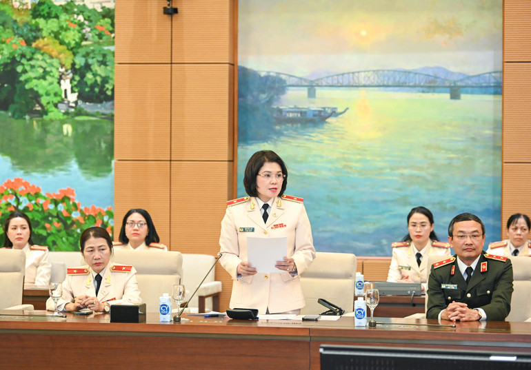 Thiếu tướng Ngô Hoài Thu, Trưởng Ban Phụ nữ Bộ Công an báo cáo tại buổi gặp mặt.