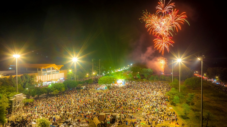 Màn bắn pháo hoa tại Tây Ninh thu hút hàng ngàn du khách và nhân dân. (Ảnh: Sun World Ba Den Mountain)
