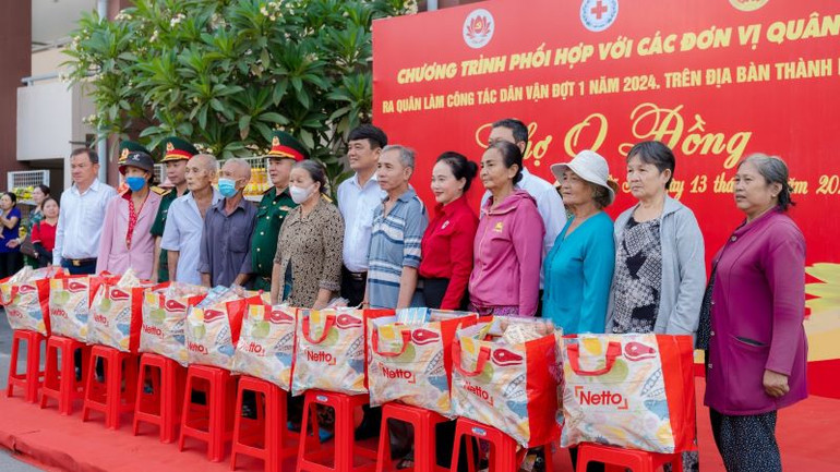 Các đơn vị quân đội phối hợp tổ chức Phiên chợ 0 đồng và tặng quà cho người dân khó khăn.