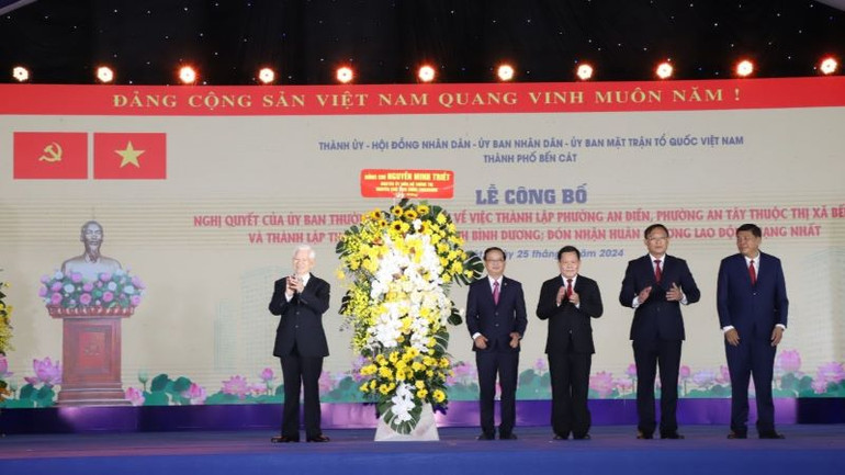 Nguyên Chủ tịch nước Nguyễn Minh Triết trao tặng hoa chúc mừng thành phố Bến Cát. Nguyên Chủ tịch nước Nguyễn Minh Triết trao tặng hoa chúc mừng thành phố Bến Cát.