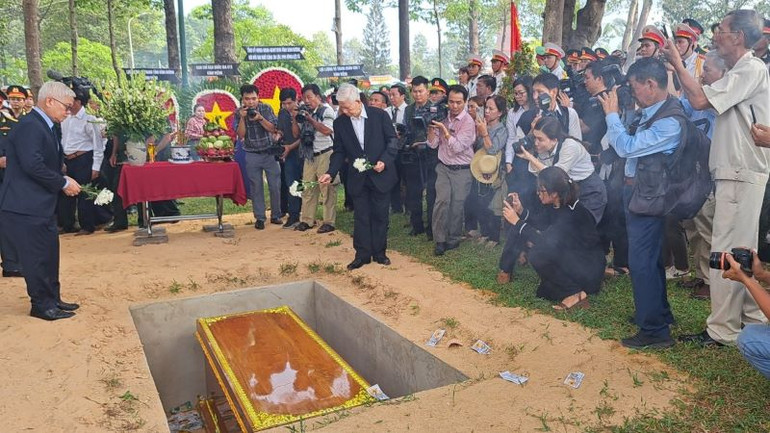 Nguyên Chủ tịch nước Nguyễn Minh Triết và Bí thư Tỉnh ủy Bình Dương Nguyễn Văn Lợi tiễn đưa liệt sĩ đến nơi an nghỉ cuối cùng tại Nghĩa trang liệt sĩ tỉnh Bình Dương.