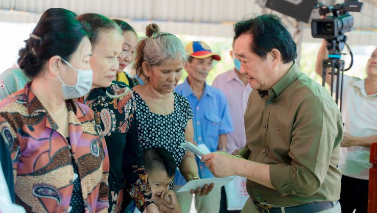 Phó Bí thư Thường trực Tỉnh ủy Bình Dương Nguyễn Hoàng Thao trao tặng quà cho người dân tại Lễ ra quân.