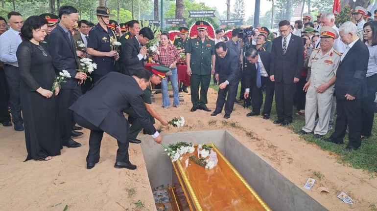 Lãnh đạo tỉnh Bình Dương tiễn đưa liệt sĩ đến nơi an nghỉ cuối cùng.