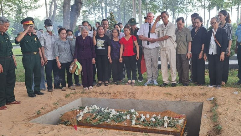 Các cựu binh Sư đoàn 7, cựu binh Australia cùng người thân liệt sĩ tiễn đưa liệt sĩ đến nơi an nghỉ cuối cùng.